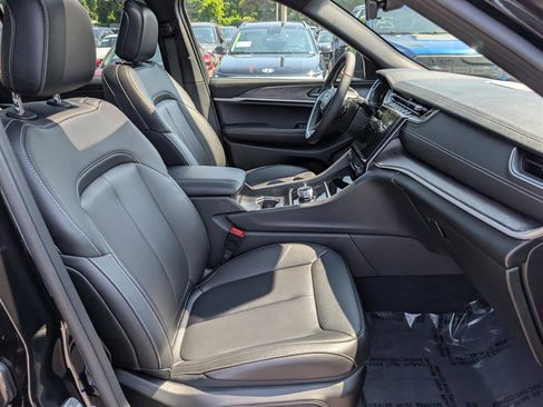 Used 2025 Jeep Grand Cherokee L Limited image 11