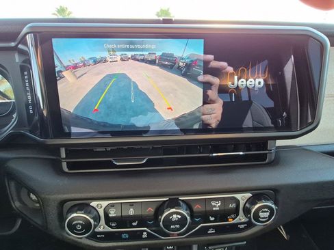 Used 2024 Jeep Wrangler Unlimited AWD/4WD image 28