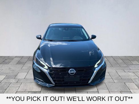 Used 2025 Nissan Altima 2.5 SV FWD image 2