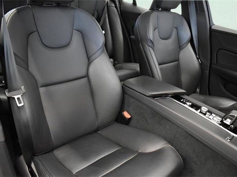 Used 2025 Volvo S60 B5 Core image 6