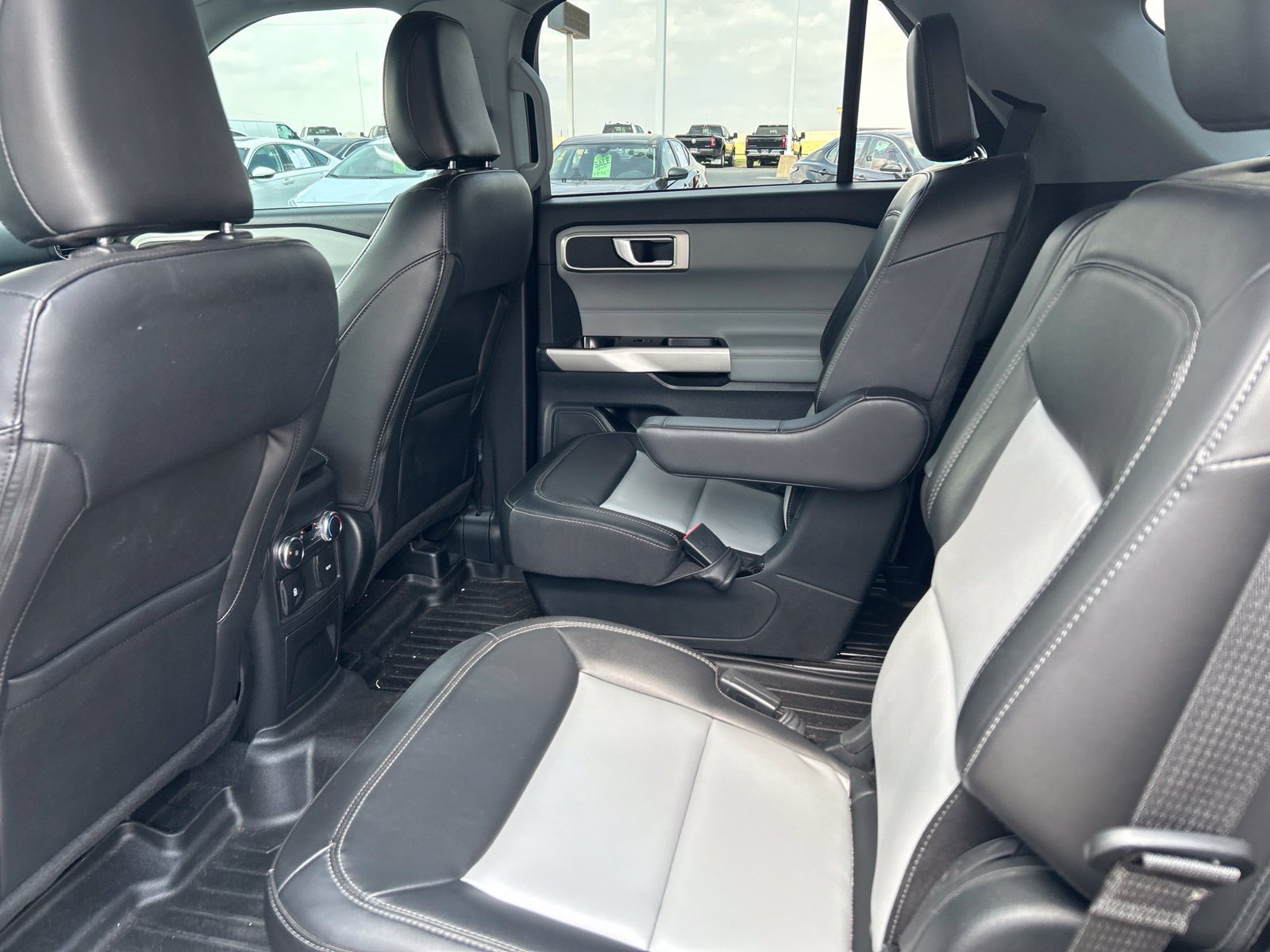 Used 2022 Ford Explorer XLT w/ Equipment Group 202A RWD image 9