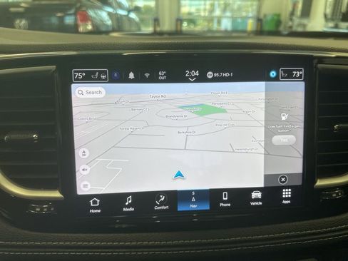 Used 2024 Chrysler Pacifica Select image 5