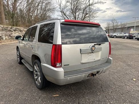 Used 2010 Cadillac Escalade Luxury image 3