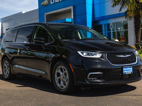 Used 2024 Chrysler Pacifica Limited FWD image 7
