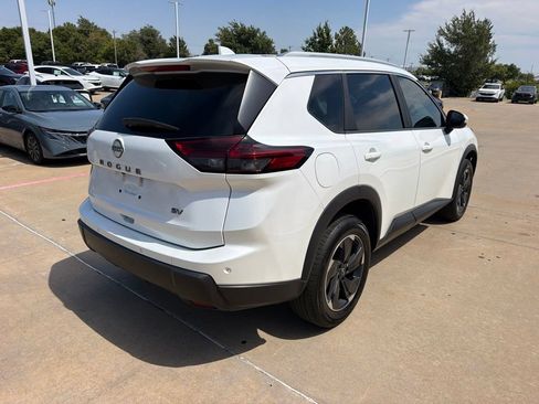 Used 2024 Nissan Rogue SV w/ SV Premium Package FWD image 5