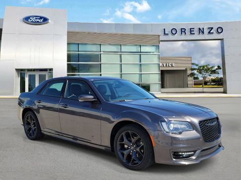 Used 2023 Chrysler 300 Touring L RWD image 3