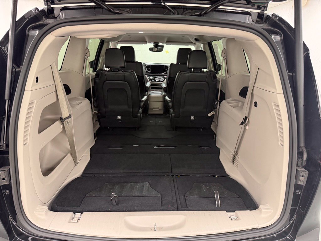 Used 2024 Chrysler Pacifica Touring-L FWD image 8