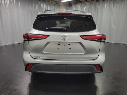 Used 2020 Toyota Highlander XLE AWD/4WD image 7