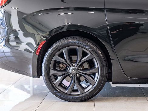 Used 2019 Chrysler Pacifica Touring Plus w/ S Appearance Package FWD image 11