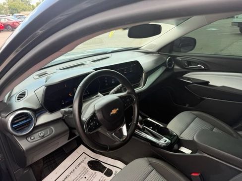 Used 2025 Chevrolet Trax LT w/ Driver Confidence Package FWD image 11