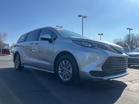 Used 2025 Toyota Sienna LE image 3