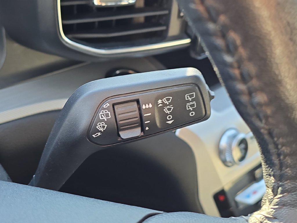 Used 2022 Ford Explorer XLT w/ Equipment Group 202A AWD/4WD image 16