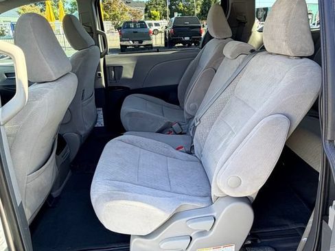 Used 2017 Toyota Sienna LE FWD image 12