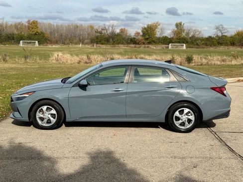 Used 2021 Hyundai Elantra SE image 4