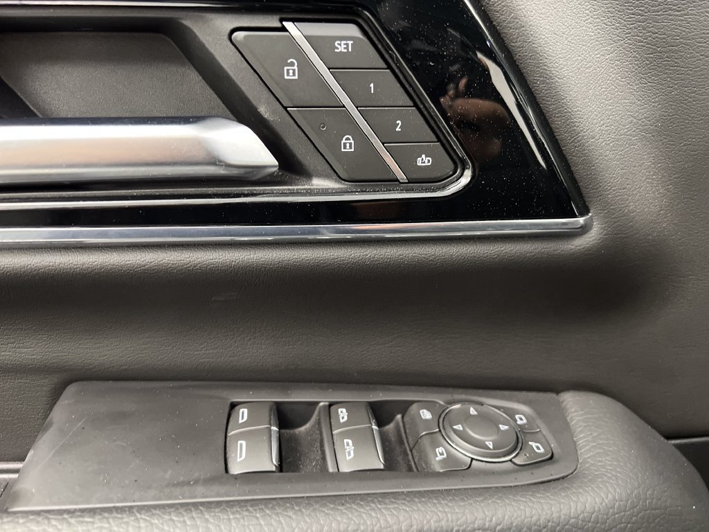 Used 2025 GMC Yukon XL Denali RWD image 15