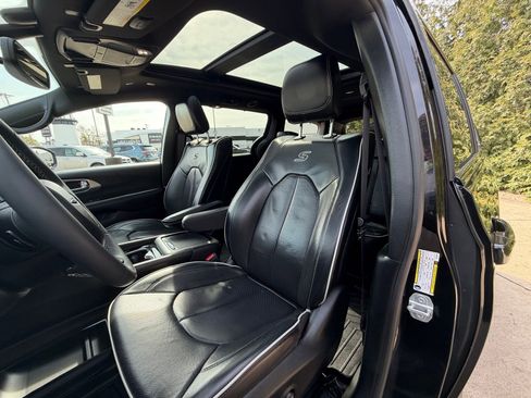 Used 2022 Chrysler Pacifica Limited w/ Uconnect Theater Family Group image 10