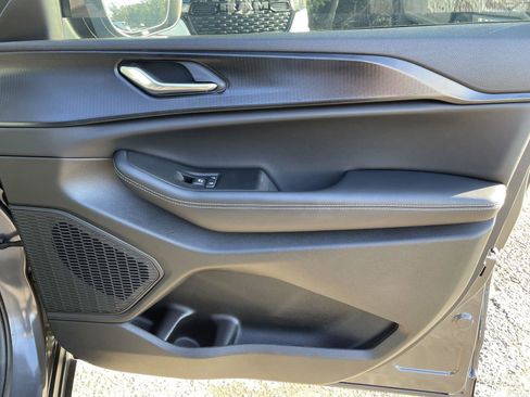 Certified 2025 Jeep Grand Cherokee Laredo X image 46