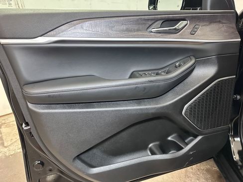 New 2025 Jeep Grand Cherokee Limited w/ Black Appearance Package image 17