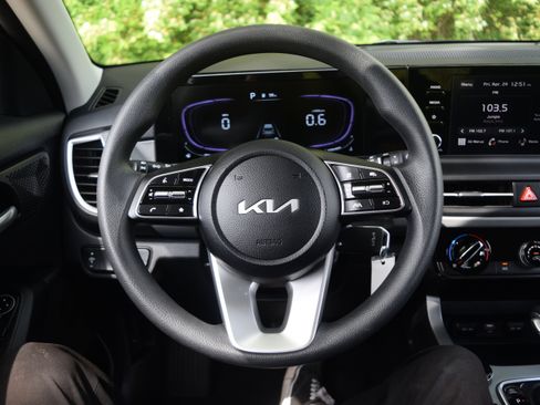 Used 2025 Kia Seltos LX AWD/4WD image 4