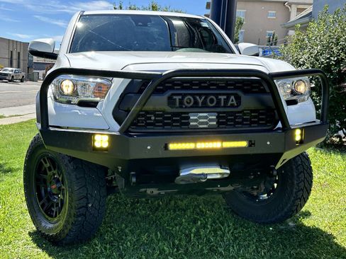 Used 2020 Toyota Tacoma TRD Off-Road w/ Technology Package AWD/4WD image 3