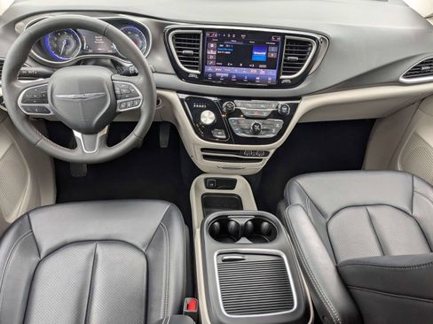 Used 2024 Chrysler Pacifica Touring-L FWD image 15
