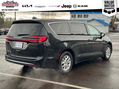 Used 2024 Chrysler Pacifica Touring-L image 9