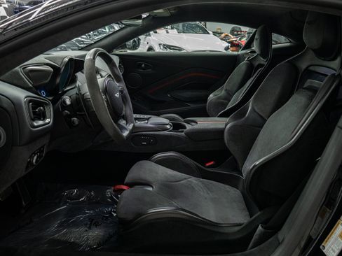 Used 2023 Aston Martin V8 Vantage Coupe RWD image 31