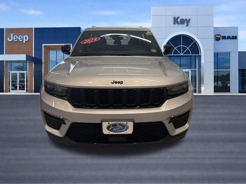 Used 2024 Jeep Grand Cherokee Limited w/ Black Appearance Package AWD/4WD image 11