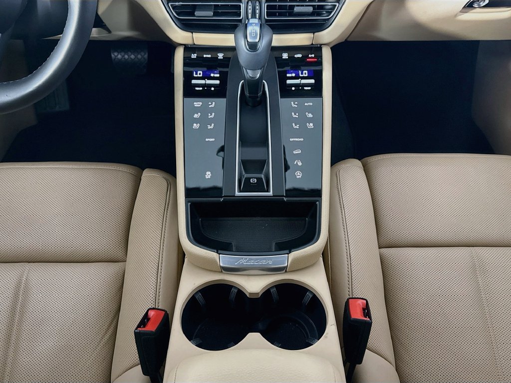 Certified 2026 Porsche Macan AWD/4WD image 16