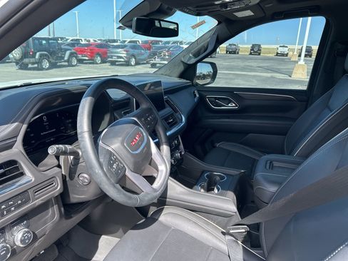 Used 2024 GMC Yukon SLT w/ SLT Premium Package image 16