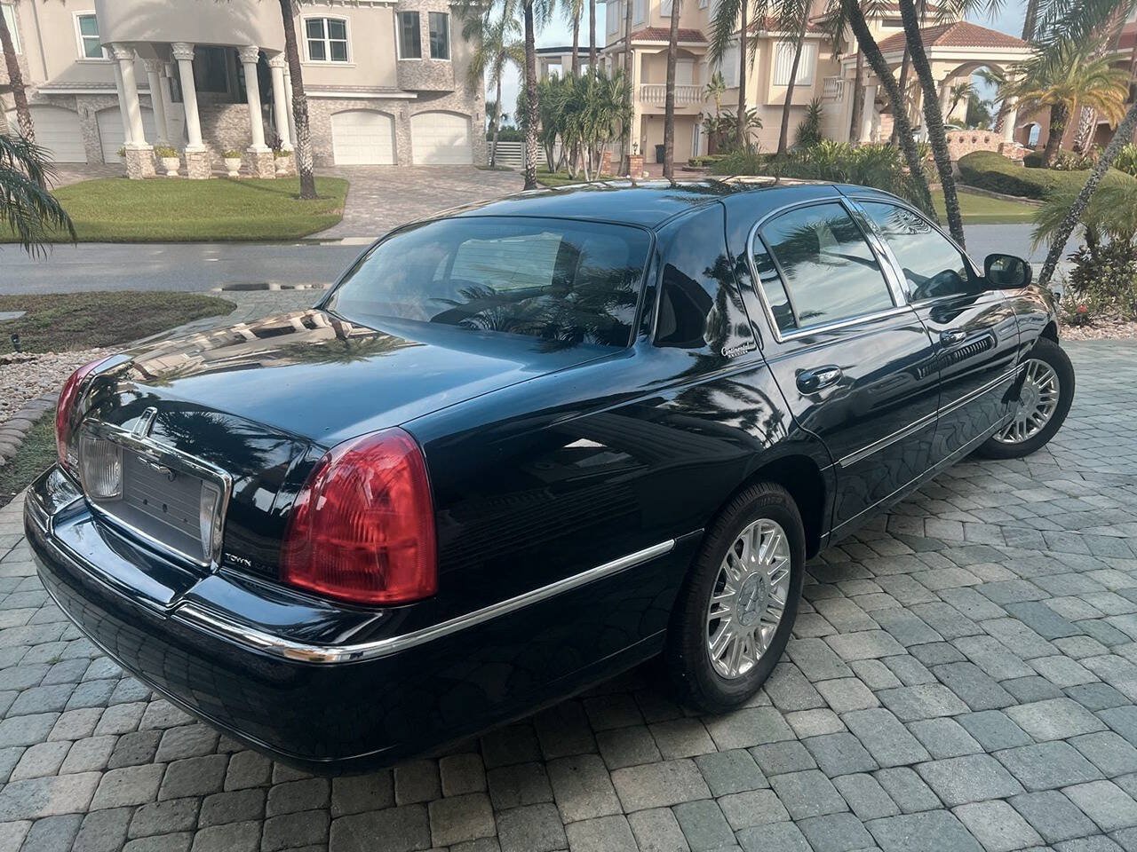 Used 2011 Lincoln Town Car Signature Limited w/ Continental Edition Pkg RWD image 5