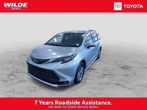 Certified 2025 Toyota Sienna XLE FWD image 5