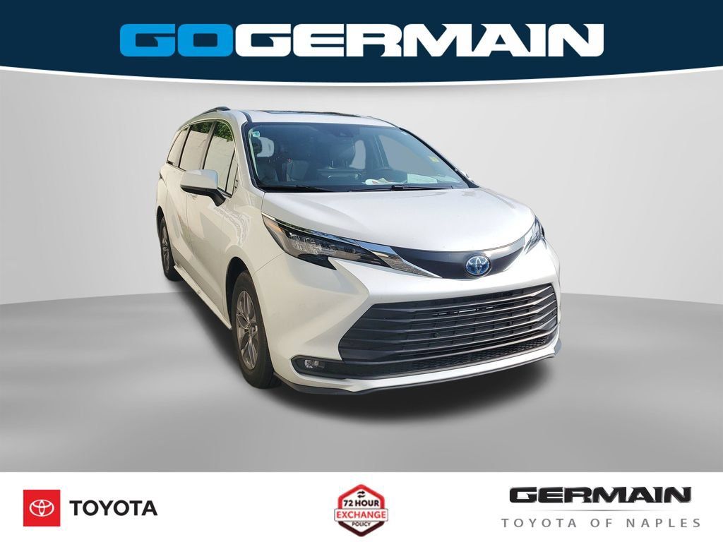 Certified 2025 Toyota Sienna XLE FWD image 5