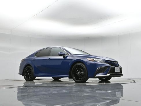 Used 2023 Toyota Camry XSE image 3
