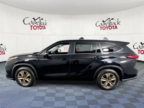 Used 2023 Toyota Highlander Bronze Edition FWD image 4