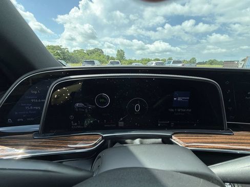 Certified 2021 Cadillac Escalade ESV Premium Luxury AWD/4WD image 18