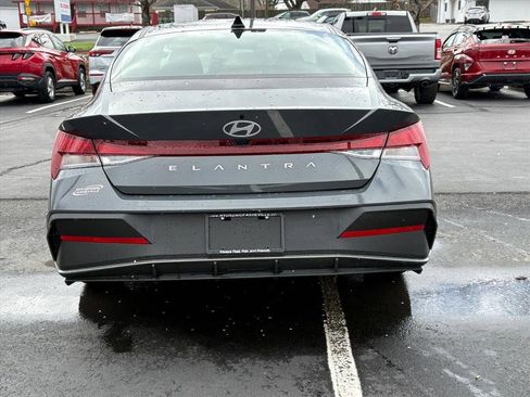 Certified 2025 Hyundai Elantra SE image 5