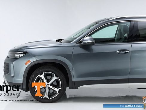 Used 2025 Volkswagen Tiguan SE w/ Panoramic Sunroof Package AWD/4WD image 3