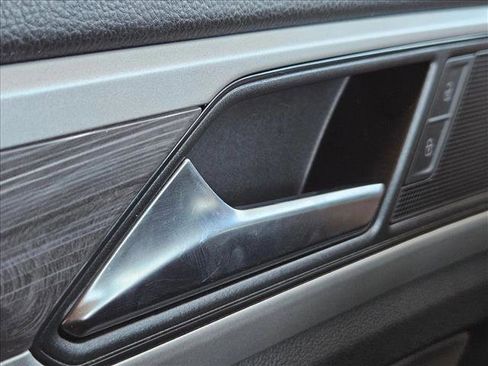 Used 2021 Volkswagen Atlas Cross Sport SE w/ Panoramic Sunroof Package image 17