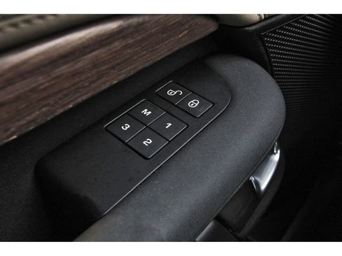 Used 2018 Land Rover Discovery HSE image 23