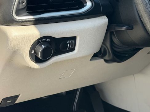 Used 2021 Chrysler Voyager L FWD image 25