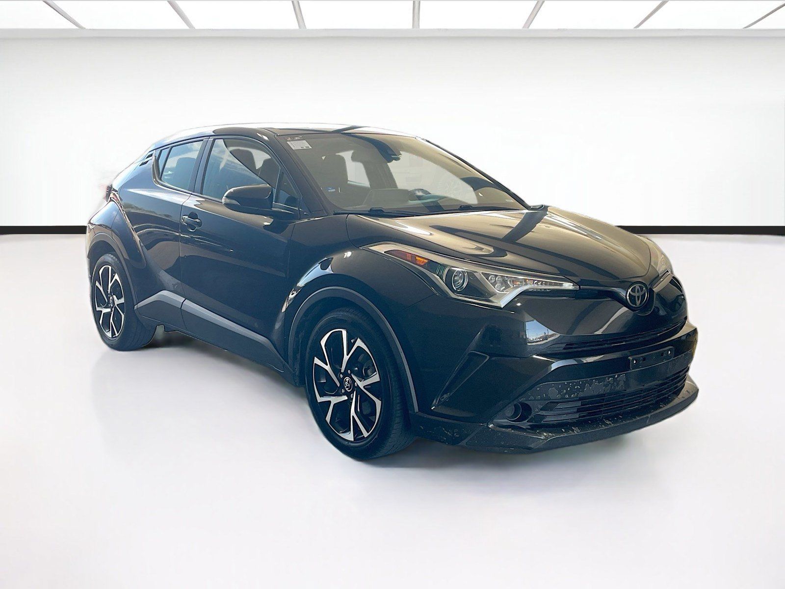 Used 2019 Toyota C-HR XLE FWD image 3