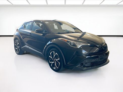 Used 2019 Toyota C-HR XLE FWD image 3