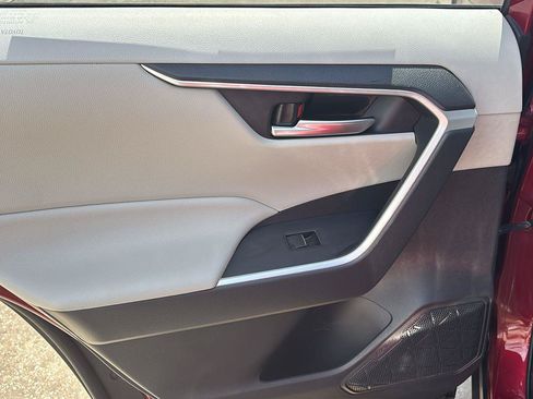 Used 2019 Toyota RAV4 XLE Premium FWD image 18