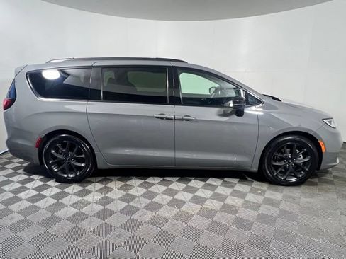 Certified 2025 Chrysler Pacifica Limited FWD image 11