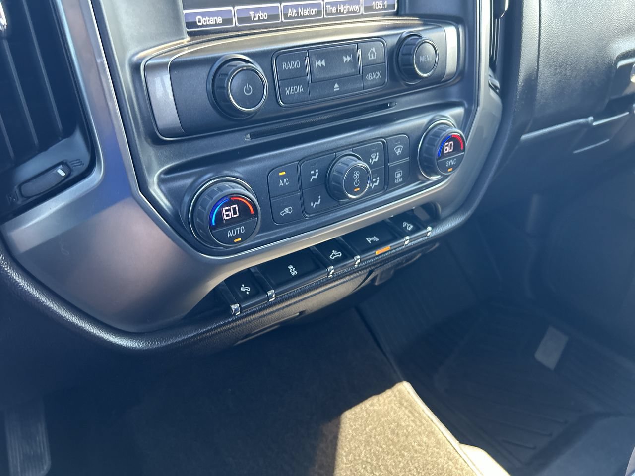Used 2018 Chevrolet Silverado 1500 LT w/ All Star Edition AWD/4WD image 29