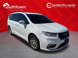 Used 2021 Chrysler Pacifica Touring w/ Uconnect Theater Family Group FWD video 1