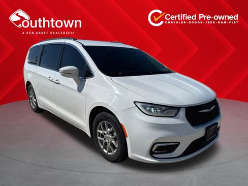 Used 2021 Chrysler Pacifica Touring w/ Uconnect Theater Family Group FWD image 1