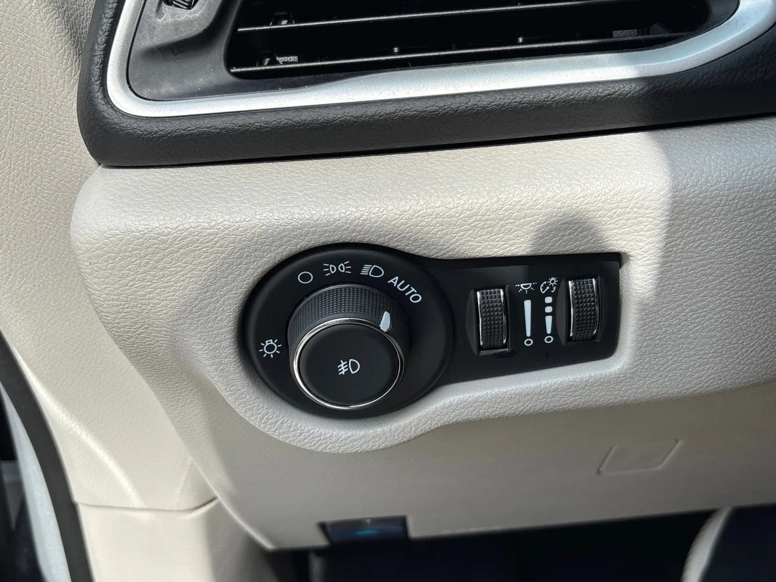 Used 2024 Chrysler Pacifica Touring-L FWD image 23