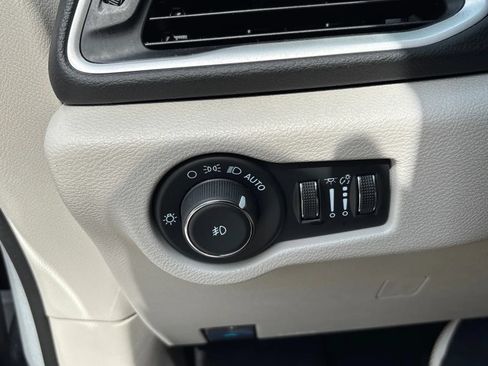 Used 2024 Chrysler Pacifica Touring-L FWD image 23